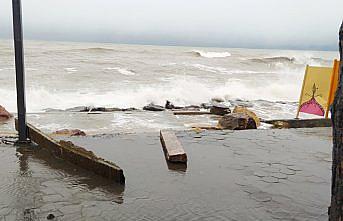 Ordu'da dalgalar sahilde çocuk parkına zarar verdi