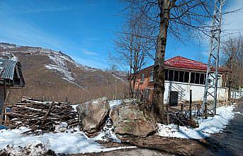 Ordu'da yamaçtan kopan kaya parçaları eve zarar verdi
