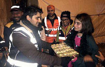 Polislerden çadır kentteki kız çocuğuna doğum günü sürprizi