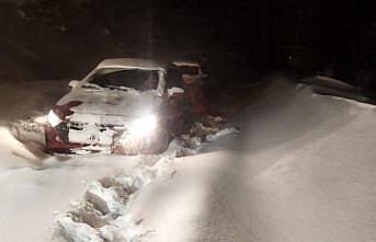 Samsun'da cenaze dönüşü karlı yolda mahsur kalanlar kurtarıldı