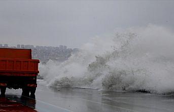 Samsun'da dalgalar sahilde hasara neden oldu
