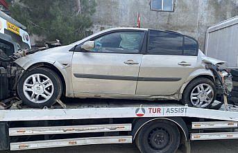 Samsun'da lastiği patlayıp devrilen otomobildeki 2 genç yaralandı