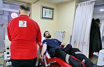 Samsunlular depremzedeler için Kızılay'a kan bağışında bulundu