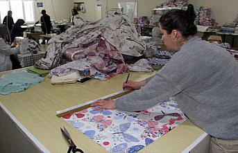 Sinop'ta kadınlar depremzedeler için nevresim takımı dikiyor