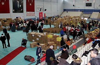 Sinop'tan deprem bölgesine 26 tır, 13 kamyon ve 2 kamyonet dolusu insani yardım malzemesi gönderildi