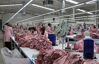 Tekstil fabrikasında ticari üretime ara verilip depremzedeler için mesai yapılıyor