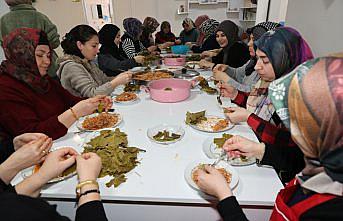 Tokatlı kadınlar depremzedeler için yiyecek hazırlıyor