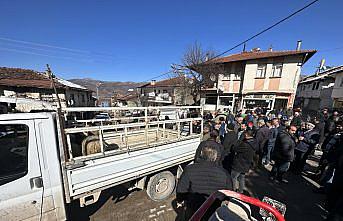 Tokat'ta iki küçükbaş hayvan depremzedeler yararına açık artırmada satıldı