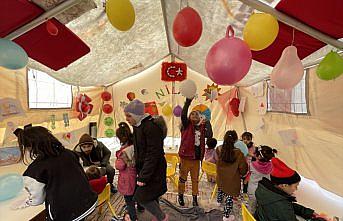 Türk bayrakları ve balonlarla süslenen çadırlarda depremzede çocuklara moral veriliyor