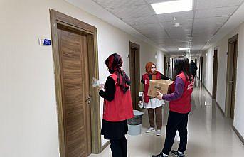 Yurtta kalan depremzedelerin ilaçlarını gençlik merkezi gönüllüleri dağıtıyor