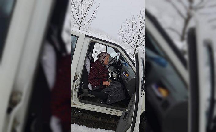 Zonguldak'ta karda mahsur kalan yaşlı kadın kurtarıldı