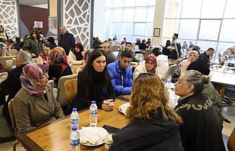 AK Partili Karaaslan, Samsun'da bulunan depremzedelerle bir araya geldi