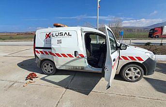 Akaryakıt istasyonunda park halindeki araçta patlama oldu, sürücü yaralandı