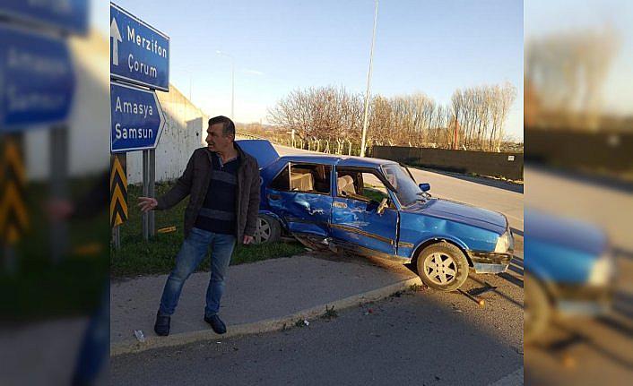 Amasya'da iki otomobilin çarpıştığı kazada sürücüler yaralandı