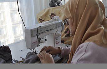 Artvin'deki 9 halk eğitimi merkezinde depremzedeler için kıyafet dikiliyor