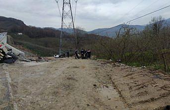 Düzce'de fındık bahçesine devrilen otomobildeki 2 kişi yaralandı