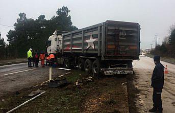 Düzce'de kontrolden çıkan tır karşı şeride geçti