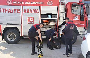 Düzce'de mahsur kalan köpek ve kedileri itfaiye kurtardı
