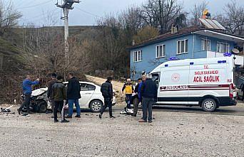 Düzce'de tır ile otomobilin çarpıştığı kazada 3 kişi yaralandı