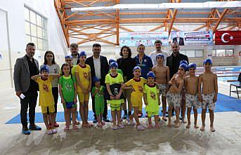 Düzce'ye gelen depremzede çocuklara yüzme eğitimi