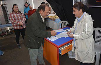 İspanyol turistler Sinop'taki kermeste depremzedeler için bağışta bulundu