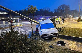 Karabük'te aydınlatma direğine çarpan otomobilin sürücüsü ağır yaralandı