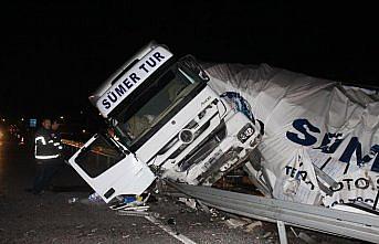 Kastamonu'da bariyerlere çarpan tırın sürücüsü yaralandı