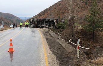 Kastamonu'da devrilen tırın sürücüsü yaralandı