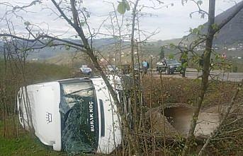 Ordu'da servis aracının devrildiği kazada 8 öğrenci yaralandı