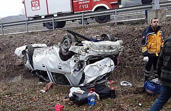 Sinop'ta otomobilin devrildiği kazada anne ve çocuğu yaralandı