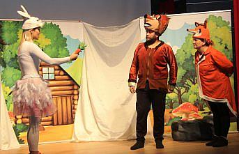 Taşova'da depremzede çocuklar için tiyatro etkinliği düzenlendi