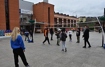 Trabzon'daki yurtlarda kalan afetzedeler depremin izlerini sporla silmeye çalışıyor