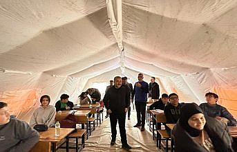 Vali Hatipoğlu, deprem bölgesi Gölbaşı'nda açılan YKS ve LGS kurslarını ziyaret etti