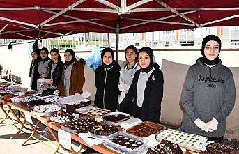 Vezirköprü'de öğrenciler depremzedeler yararına kermes düzenledi