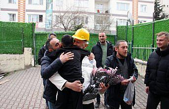 Zonguldaklı madenciler enkazdan kurtardıkları çocuğu ve annesini ziyaret etti