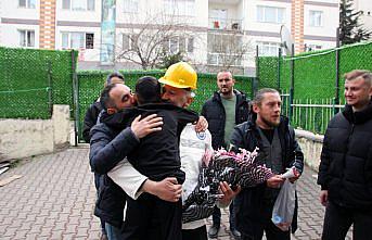 Zonguldaklı madenciler enkazdan kurtardıkları çocuğu ve annesini ziyaret etti