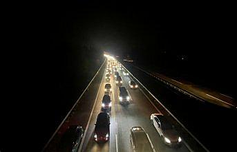 Bayram tatilinden dönenler otoyollarda akıcı yoğunluk oluşturuyor