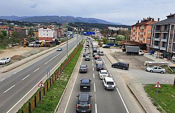 GÜNCELLEME - Bayram tatilinden dönenler Anadolu Otoyolu'nda akıcı yoğunluk oluşturuyor