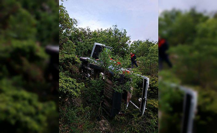 Çorum'da devrilen otomobildeki 2 kişi yaralandı