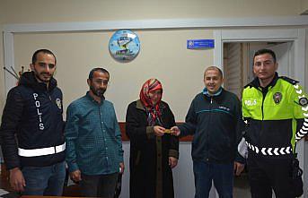 Görele'de sokakta bulunan altın bileklik sahibine teslim edildi