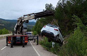 Karabük'te ağaca çarpan otomobildeki 2 kişi yaralandı