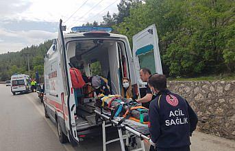 Karabük'te duvara çarpan otomobildeki 3 kişi yaralandı