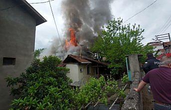 Karabük'te evinde yangın çıkan kadın yaralandı