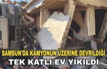 Samsun'da kamyonun üzerine devrildiği tek katlı ev yıkıldı