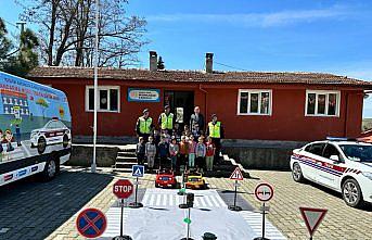 Samsun'da jandarma kırsalda yaşayan öğrencilere trafik eğitimi verdi