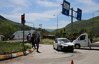 Tokat'ta kamyonet ile otomobilin çarpıştığı kazada 7 kişi yaralandı