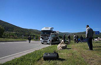 Tokat'ta tır ile otomobilin çarpıştığı kazada 3 kişi yaralandı
