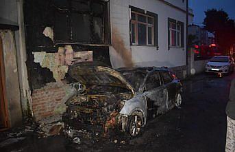 Bafra'da park halindeki otomobil yandı