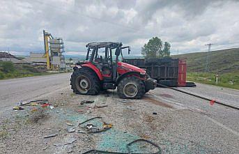 Çorum'da kasasında demir profil yüklü traktör devrildi, sürücü yaralandı