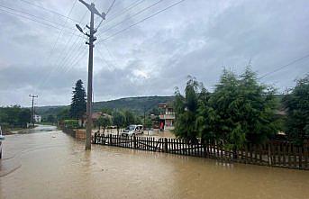 Düzce'de sağanak su baskınlarına neden oldu